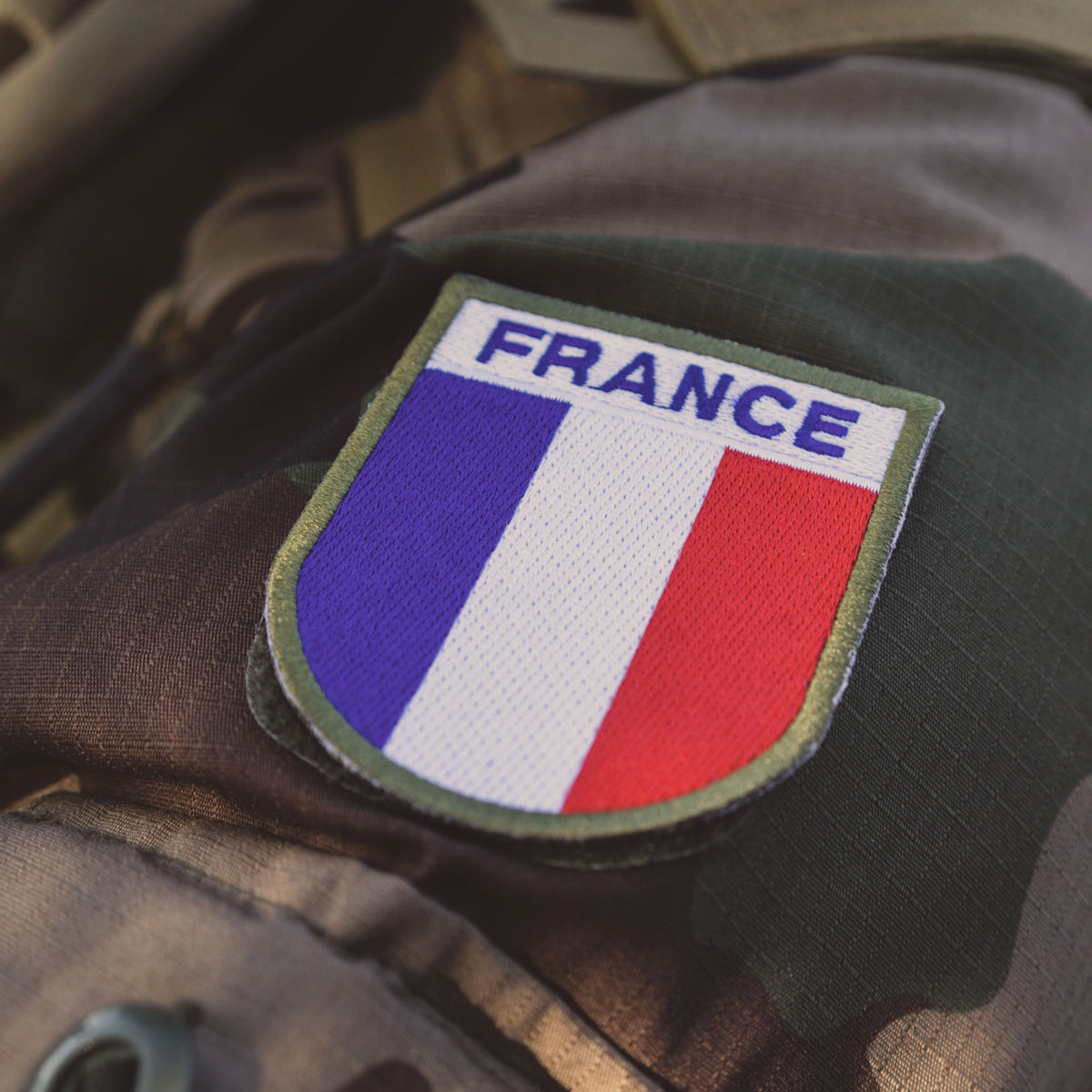 Écusson brodé France 75 x 65 mm à dos auto-agrippant et bordure surpiquée