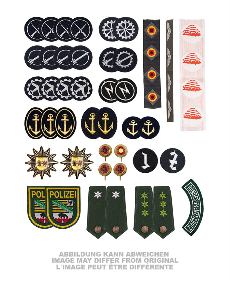 Assortiment de cinquante insignes militaires, lot mélangé issu de stock ancien