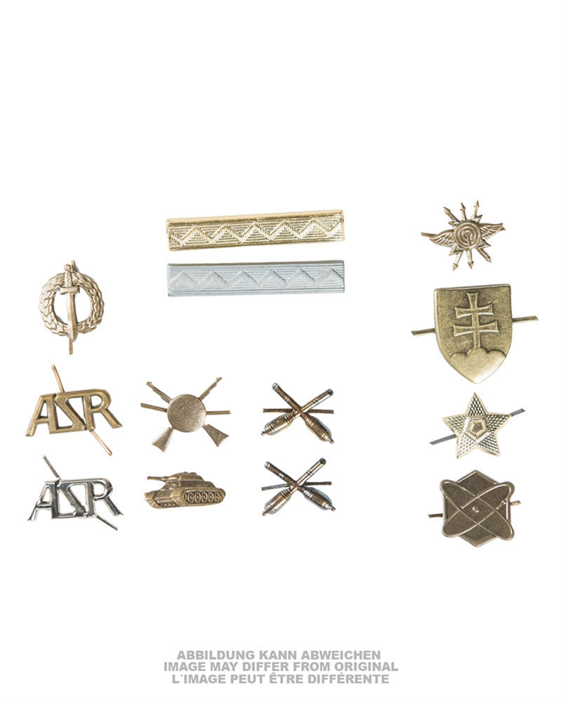 Assortiment de cent insignes de l'armée tchèque, lot mélangé de stock ancien