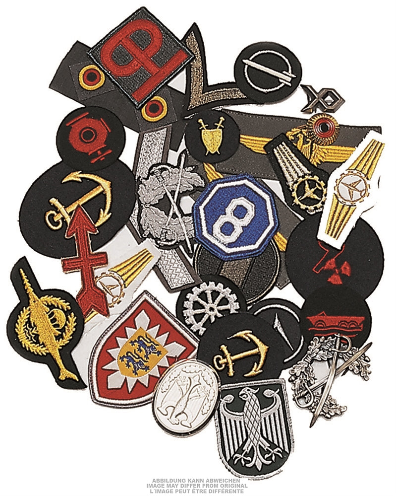 Assortiment de cinquante insignes OTAN, lot mélangé issu d'un fonds de stock