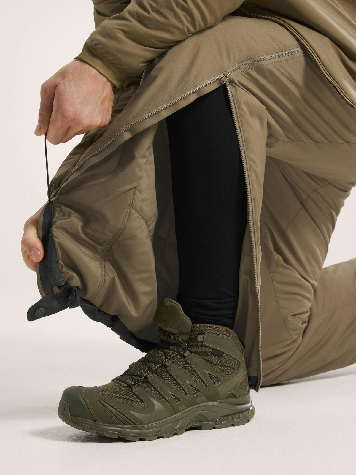 Pantalon chaud Arc'teryx LEAF Atom LT Pant Gen 2 isolant compressible à glissières complètes
