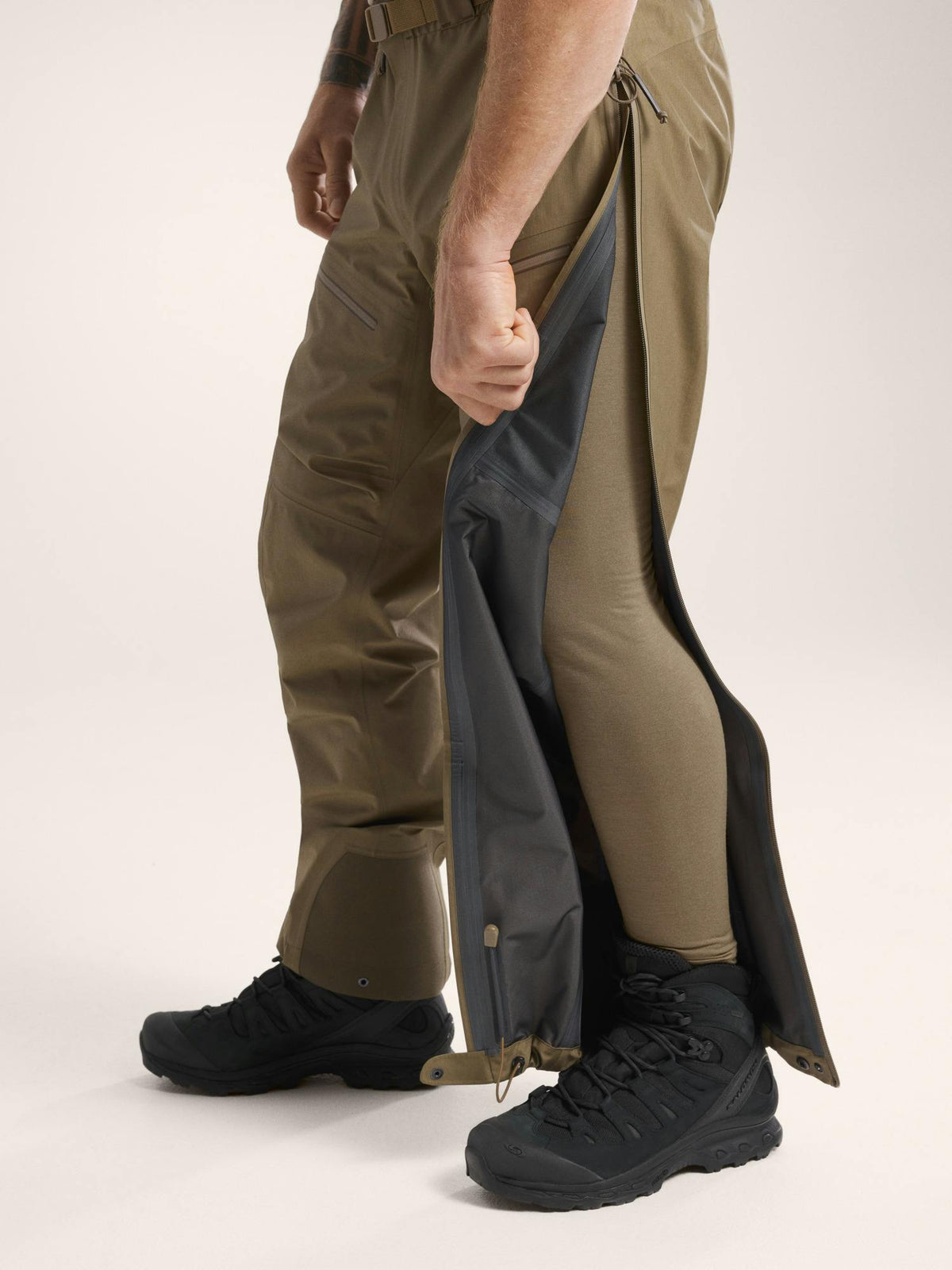Sur-pantalon Arc'teryx LEAF Alpha Pant Gen 2 Gore-Tex à glissières latérales