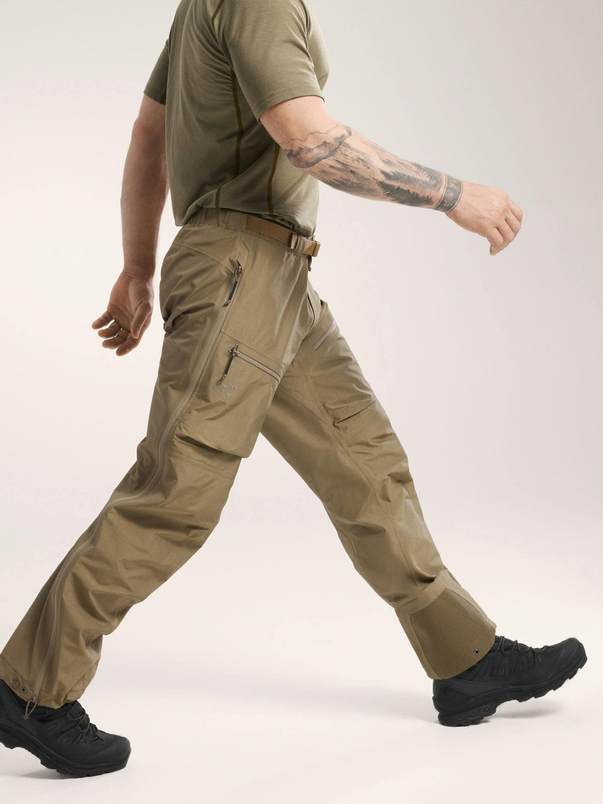Sur-pantalon Arc'teryx LEAF Alpha Pant Gen 2 Gore-Tex à glissières latérales