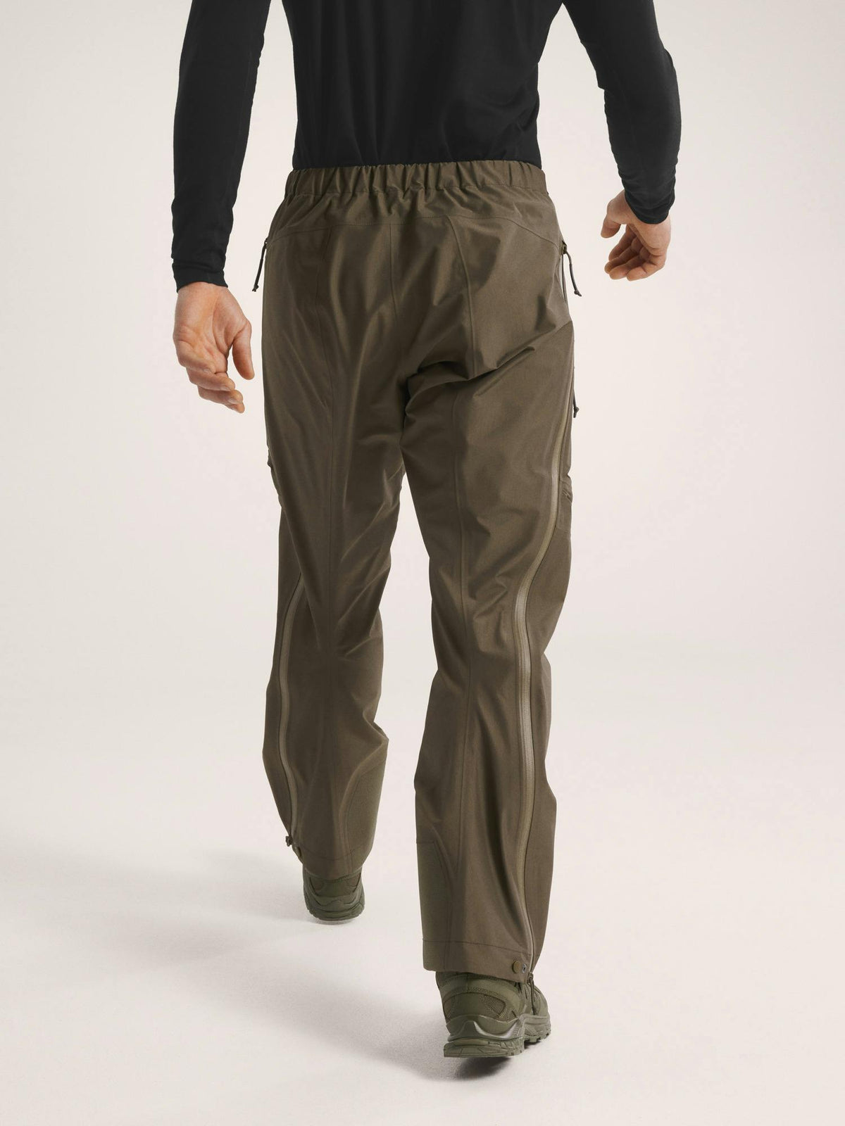Sur-pantalon Arc'teryx LEAF Alpha Pant Gen 2 Gore-Tex à glissières latérales