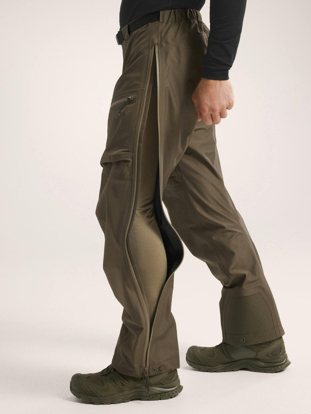 Sur-pantalon Arc'teryx LEAF Alpha Pant Gen 2 Gore-Tex à glissières latérales