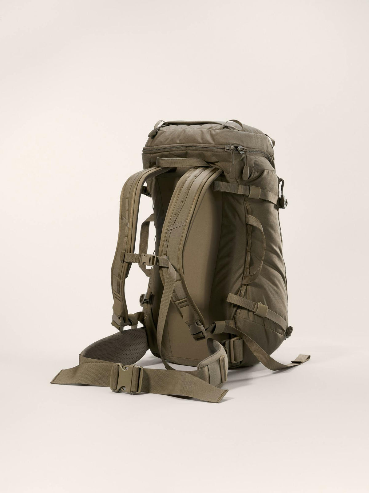Sac à dos de combat Arc'teryx LEAF Assault Pack 30 litres compatible gilet balistique