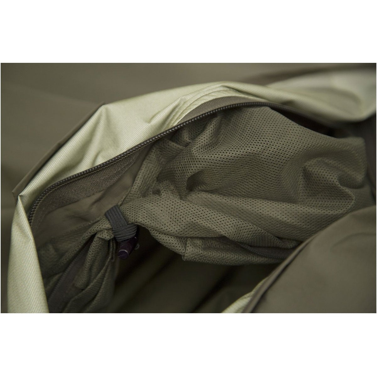 Sur-sac de couchage Carinthia Combat en Gore-Tex 3 couches, étanche et respirant, 700 g