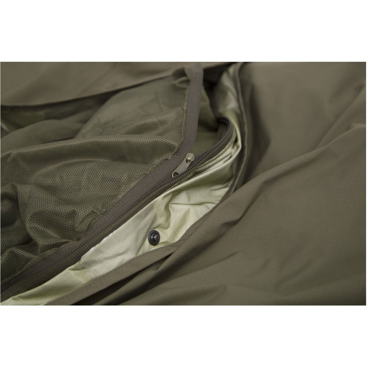 Sur-sac de couchage Carinthia Combat en Gore-Tex 3 couches, étanche et respirant, 700 g