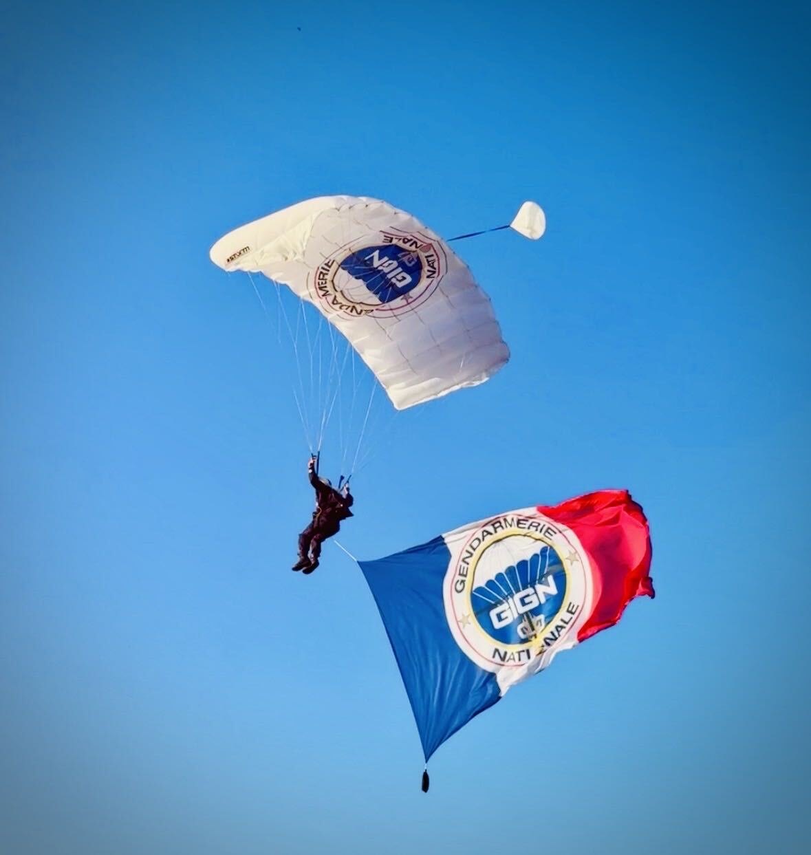 Le drapeau du GIGN déployé dans le ciel lors de la Saint-Michel