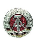 Cocarde de coiffure en métal de l'armée est-allemande, stock de dépôt