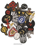 Assortiment de cinquante insignes OTAN, lot mélangé issu d'un fonds de stock