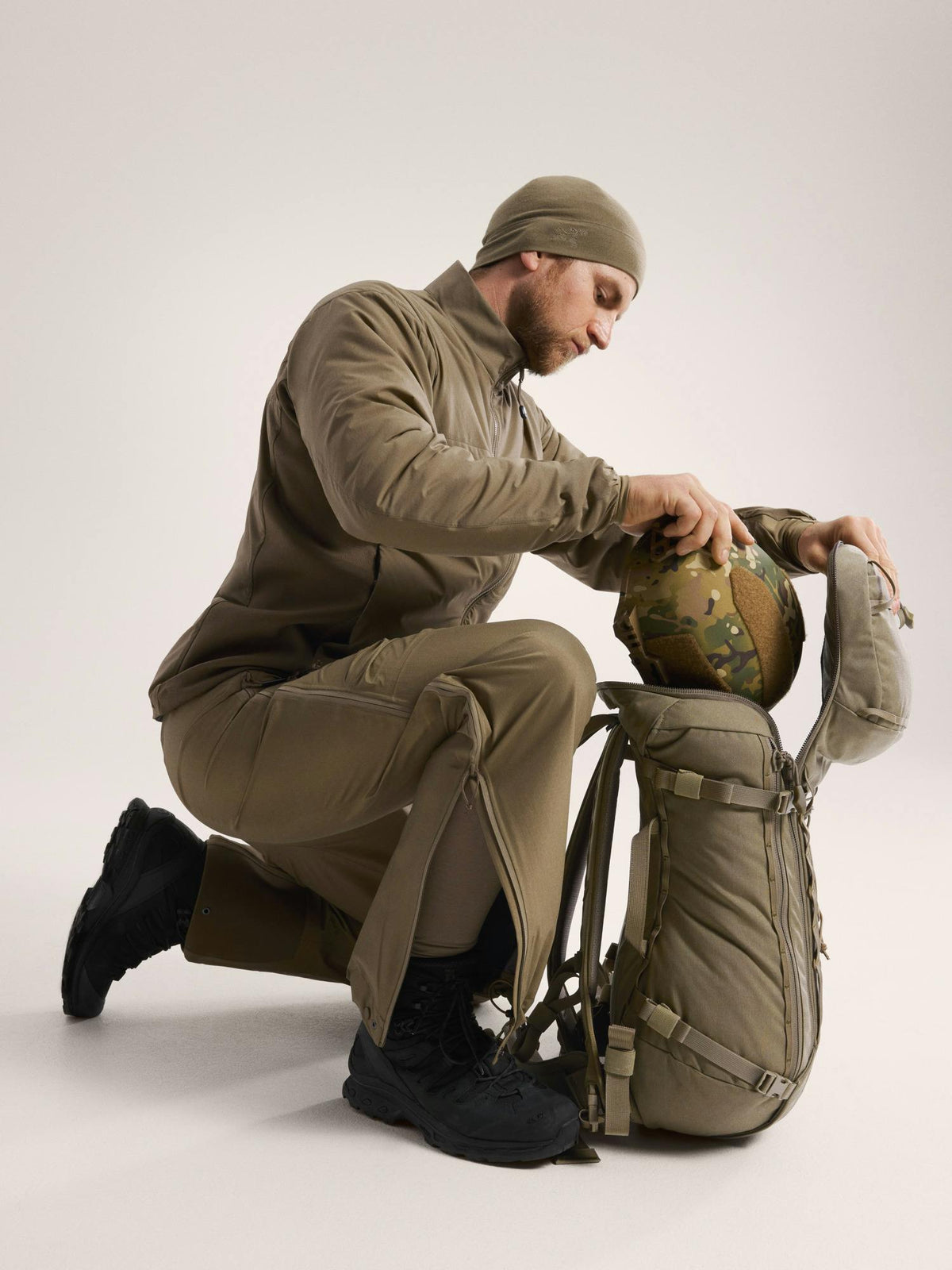 Sur-pantalon Arc'teryx LEAF Alpha Pant Gen 2 Gore-Tex à glissières latérales