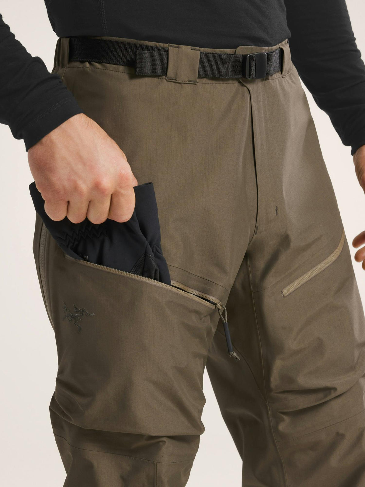 Sur-pantalon Arc'teryx LEAF Alpha Pant Gen 2 Gore-Tex à glissières latérales