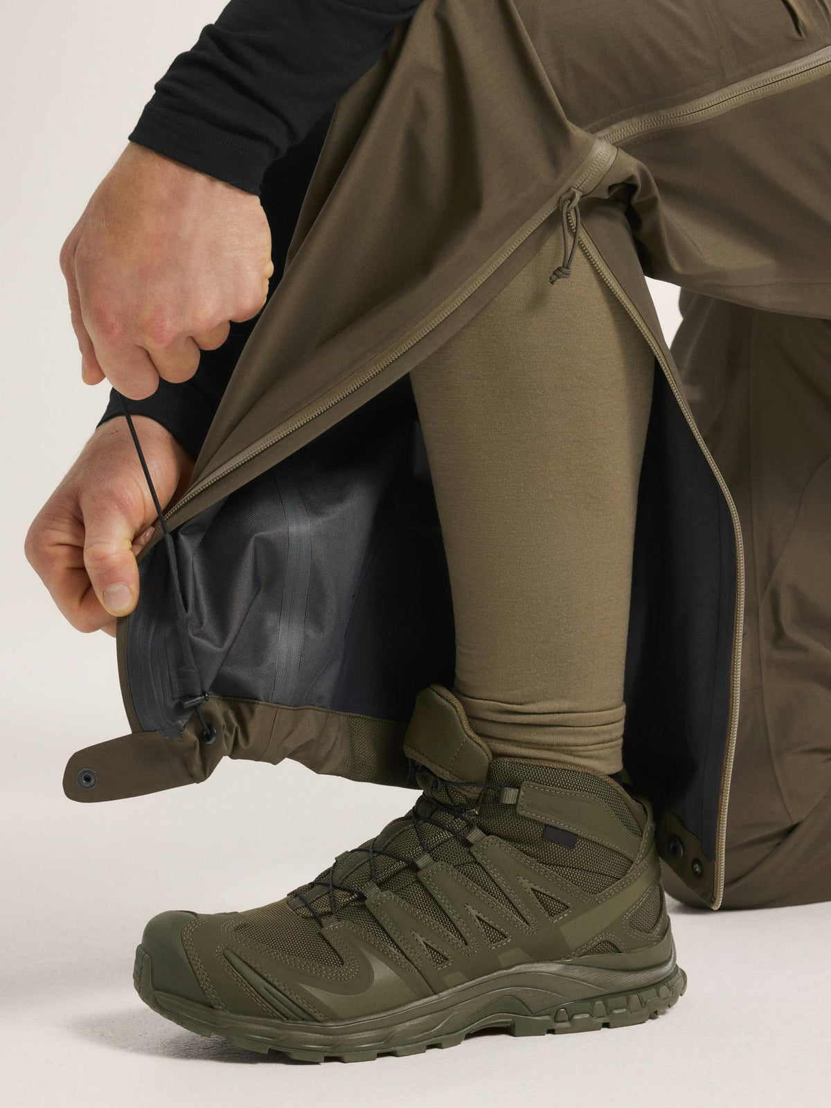 Sur-pantalon Arc'teryx LEAF Alpha Pant Gen 2 Gore-Tex à glissières latérales