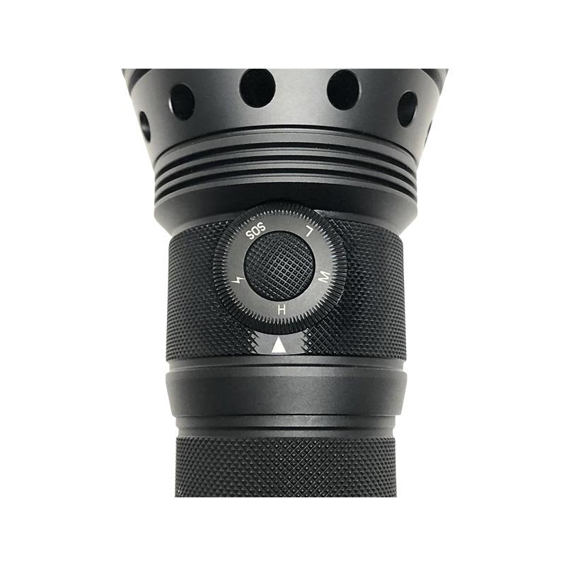 Lampe projecteur Powertac X10K 9 500 lumens 490 000 candela portée 1 400 mètres