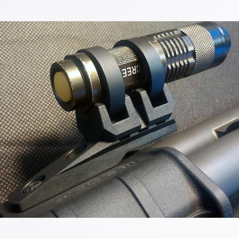 Montage lampe Light Mount V-Block Magpul pour corps cylindrique de 1,9 à 2,65 cm