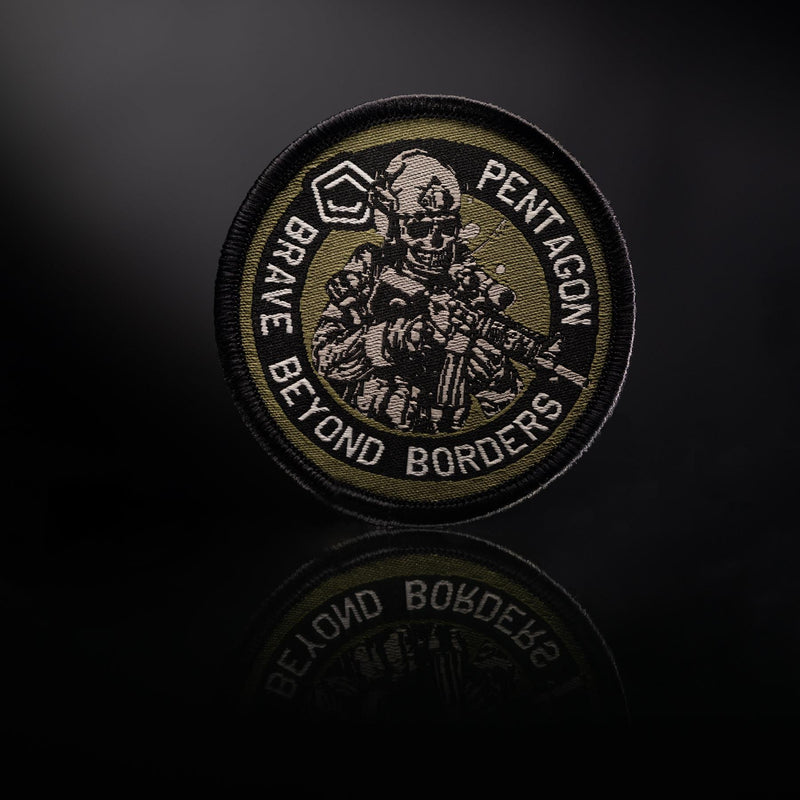 Patch moral Pentagon Brave Beyond Borders tissé polyester 60 x 60 mm dos crochet