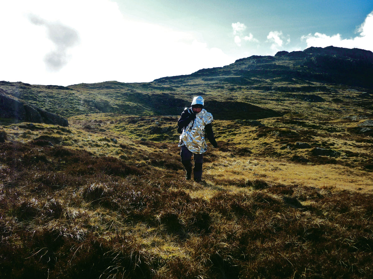 Poncho de secours BCB en film métallisé 104 x 94 cm 92 g avec capuche intégrée