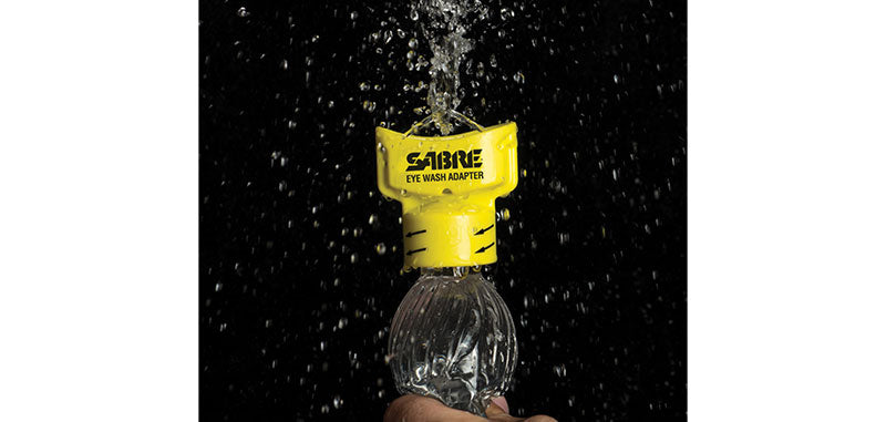 Dispositif de rinçage oculaire d'urgence Sabre Red adaptable sur bouteille d'eau