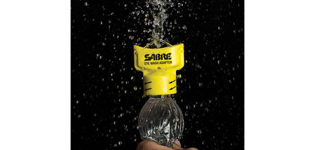 Dispositif de rinçage oculaire d'urgence Sabre Red adaptable sur bouteille d'eau