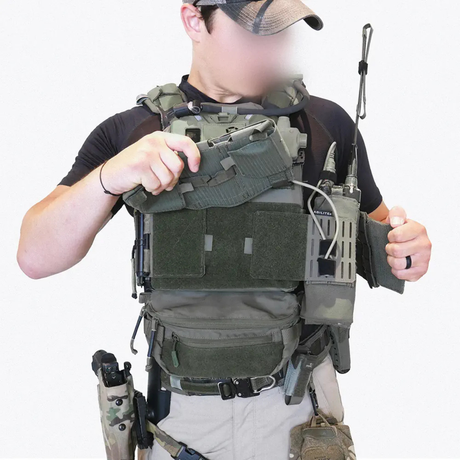 Support MOLLE Agilite Hanger pour suspendre un kit de trauma sous le porte-plaques