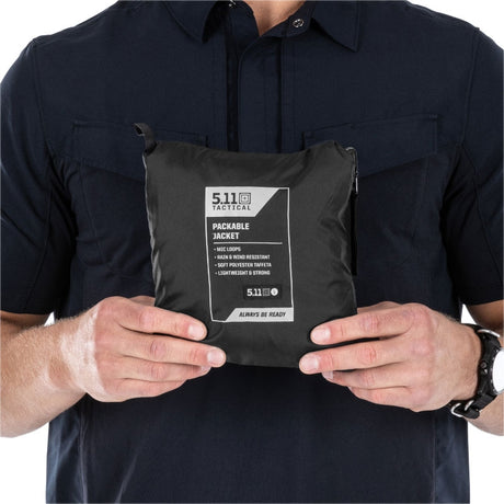 Veste compressible 5.11 Tactical anti-UV UPF40 rangée dans sa propre pochette